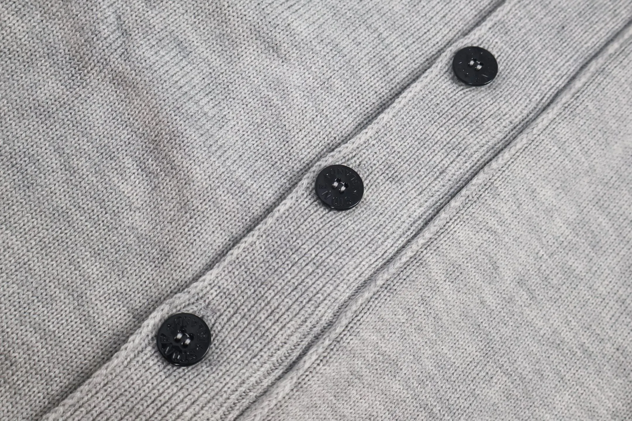 P680 Exclusive supply] Stone Island cardigan sweater (grey) The original version was purchased and developed by 3621. The fabric is woven with 100% sheep wool yarn. The overall comfort is more skin-friendly than the original version. The YB upper body is particularly tight. We adjusted the overall feel and skin-friendly feel based on the quality of the original wool yarn. They are both more comfortable and breathable than the ZP upper body. There is no difference between the stripes and the original version. And it can be done with full grade. Supports random detection of wool content. Guarantee that every item the customer gets is a high-quality one. Custom-made 100-yuan woolen access control hemming. After the factory hemming of the clothes and sweaters is completed, they still need to be sent to the woven factory for secondary processing. It is very laborious. Custom-made hardware buttons, Stone Island armbands, and zippers took 3 months to complete. The details are full. The overall wiring is straight and delicate, the fabric is comfortable and soft, and the color is consistent without color difference. It can be matched with the same style to create a fashionable look and control various occasions. Customized accessories, complete with three standards, the same style for men and women. Size:S-M-L